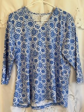 Lulu-b Blue & White geometric 3/4 sleeve V-Neck Women's Top